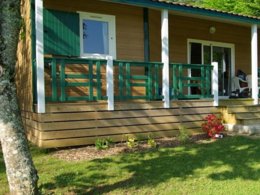 Camping Pas Cher vous présente avec son site Officiel campingpascher.fr, le Camping Flower Les Nauves classé 3 étoiles, situé sur la commune de Belves dans le département Dordogne (Aquitaine) en France. Le camping Flower Les Nauves, vous présente un hébergement de type chalet de 35 m². Le camping Flower Les Nauves vous propose du sam. 11 avril au sam. 18 avril 2026 pour 7 nuits à 476€. Cette location propose 123 dates différentes pour réserver votre séjour. Découvrez également les 9 autres gammes d'hébergements du camping. Les Avis clients pour le Camping Flower Les Nauves sont excellents avec une note moyenne de 9 sur 10. Piscine extérieure, Animation enfants, Animations familiales, Club enfants, Aire de jeux enfants, Canoë-kayak, Centre équestre, Court de tennis, Cyclisme, Golf, Ping-pong, Pétanque, Randonnée, Salle de jeux vidéo, Terrain de beach-volley, Terrain de football, Terrain multisports, Bar, Brasserie, Dépôt de pain, Plats à emporter, Snack/Bar, Supermarché, Épicerie,... En savoir plus : cliquez-ICI.