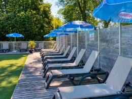 Camping Pas Cher vous présente avec son site Officiel campingpascher.fr, le Camping Flower Les Nauves classé 3 étoiles, situé sur la commune de Belves dans le département Dordogne (Aquitaine) en France. Le camping Flower Les Nauves, vous présente un hébergement de type mobil-home de 29 m². Le camping Flower Les Nauves vous propose du sam. 11 avril au sam. 18 avril 2026 pour 7 nuits à 399€. Cette location propose 134 dates différentes pour réserver votre séjour. Découvrez également les 9 autres gammes d'hébergements du camping. Les Avis clients pour le Camping Flower Les Nauves sont excellents avec une note moyenne de 9 sur 10. Piscine extérieure, Animation enfants, Animations familiales, Club enfants, Aire de jeux enfants, Canoë-kayak, Centre équestre, Court de tennis, Cyclisme, Golf, Ping-pong, Pétanque, Randonnée, Salle de jeux vidéo, Terrain de beach-volley, Terrain de football, Terrain multisports, Bar, Brasserie, Dépôt de pain, Plats à emporter, Snack/Bar, Supermarché, Épicerie,... En savoir plus : cliquez-ICI.