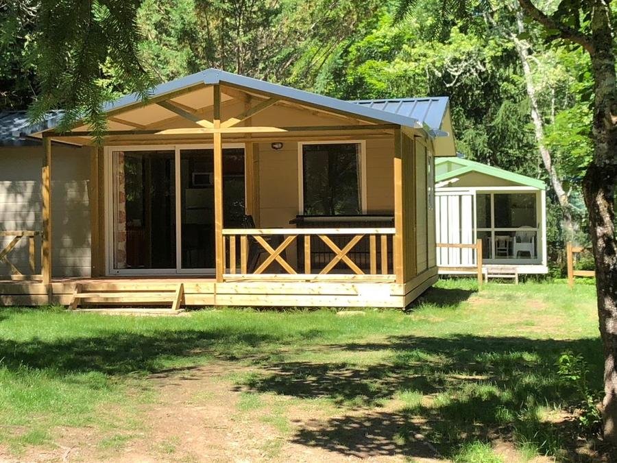 Camping Pas Cher vous présente avec son site Officiel campingpascher.fr, le Camping Les Pialades classé 3 étoiles, situé sur la commune de Nabirat dans le département Dordogne (Aquitaine) en France. Le camping Les Pialades, vous présente un hébergement de type chalet de 54 m² pour 1 personne et télévision. Le camping Les Pialades vous propose du dimanche 14 juin au dimanche 21 juin 2026 pour 7 nuits à 349€. Cette location propose 21 dates différentes pour réserver votre séjour. Découvrez également les 18 autres gammes d'hébergements du camping. Les Avis clients pour le Camping Les Pialades sont excellents avec une note moyenne de 10 sur 10. Piscine chauffée, Piscine extérieure, Animation ados, Animation enfants, Animations familiales, Aire de jeux enfants, Baby-foot, Flipper, Ping-pong, Piscine, Pétanque, Salle de jeux vidéo, Terrain de volley-ball, Bar, Dépôt de pain, Restaurant, Snack/Bar, Épicerie,... En savoir plus : cliquez-ICI.