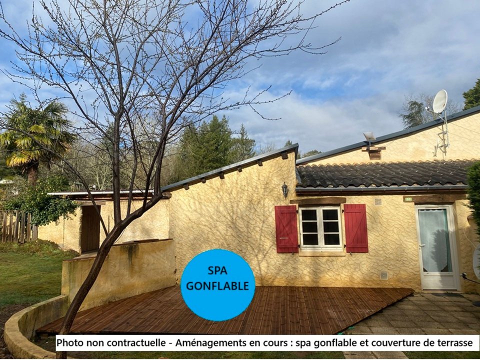 Camping Pas Cher vous présente avec son site Officiel campingpascher.fr, le Camping Ushuaïa Villages Les Pialades classé 3 étoiles, situé sur la commune de Nabirat dans le département Dordogne (Aquitaine) en France. Le camping Ushuaïa Villages Les Pialades vous propose un hébergement de type maison de campagne de 26 m² (télévision). L'établissement vous propose 10 autres types d'hébergements. Découvrez tous nos séjours à petits prix dans la commune et aux alentours de Nabirat du département : Dordogne (Aquitaine). Les Avis clients pour le Camping Ushuaïa Villages Les Pialades sont excellents avec une note moyenne de 10 sur 10. Piscine chauffée, Piscine extérieure, Animation ados, Animation enfants, Animations familiales, Aire de jeux enfants, Baby-foot, Flipper, Ping-pong, Piscine, Pétanque, Salle de jeux vidéo, Terrain de volley-ball, Bar, Dépôt de pain, Restaurant, Snack/Bar, Épicerie,... En savoir plus : cliquez-ICI.