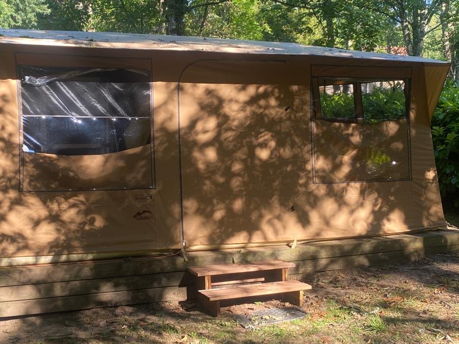 Camping Pas Cher vous présente avec son site Officiel campingpascher.fr, le Camping Les Pialades classé 3 étoiles, situé sur la commune de Nabirat dans le département Dordogne (Aquitaine) en France. Le camping Les Pialades, vous présente un hébergement de type tente de 29 m² pour 5 personnes. Le camping Les Pialades vous propose du sam. 04 juillet au sam. 11 juillet 2026 pour 7 nuits à 299€. Cette location propose 8 dates différentes pour réserver votre séjour. Découvrez également les 18 autres gammes d'hébergements du camping. Les Avis clients pour le Camping Les Pialades sont excellents avec une note moyenne de 10 sur 10. Piscine chauffée, Piscine extérieure, Animation ados, Animation enfants, Animations familiales, Aire de jeux enfants, Baby-foot, Flipper, Ping-pong, Piscine, Pétanque, Salle de jeux vidéo, Terrain de volley-ball, Bar, Dépôt de pain, Restaurant, Snack/Bar, Épicerie,... En savoir plus : cliquez-ICI.