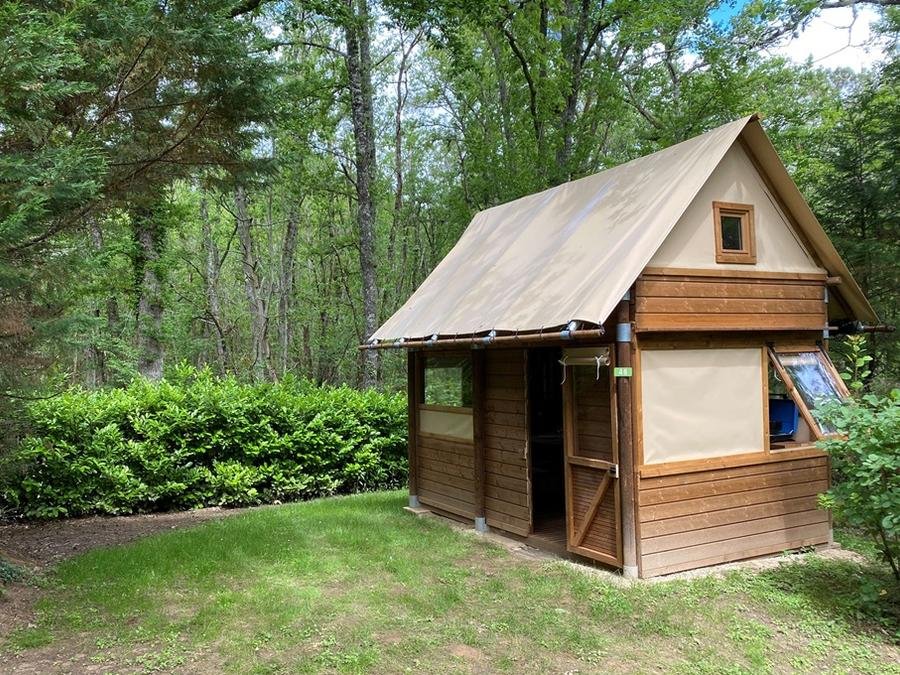 Camping Pas Cher vous présente avec son site Officiel campingpascher.fr, le Camping Les Pialades classé 3 étoiles, situé sur la commune de Nabirat dans le département Dordogne (Aquitaine) en France. Le camping Les Pialades, vous présente un hébergement de type tente en toile et bois pour 2 personnes. Le camping Les Pialades vous propose du vendredi 05 juin au vendredi 12 juin 2026 avec un DÉPART DEMAIN pour 7 nuits à 217€. Cette location propose 62 dates différentes pour réserver votre séjour. Découvrez également les 16 autres gammes d'hébergements du camping. Les Avis clients pour le Camping Les Pialades sont excellents avec une note moyenne de 10 sur 10. Piscine chauffée, Piscine extérieure, Animation ados, Animation enfants, Animations familiales, Aire de jeux enfants, Baby-foot, Flipper, Ping-pong, Piscine, Pétanque, Salle de jeux vidéo, Terrain de volley-ball, Bar, Dépôt de pain, Restaurant, Snack/Bar, Épicerie,... En savoir plus : cliquez-ICI.