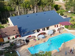 Camping Pas Cher vous présente avec son site Officiel campingpascher.fr, le Camping Ushuaïa Villages Les Pialades classé 3 étoiles, situé sur la commune de Nabirat dans le département Dordogne (Aquitaine) en France. Le camping Ushuaïa Villages Les Pialades vous propose un hébergement de type chalet de 53 m² pour 1 personne. L'établissement vous propose 14 autres types d'hébergements. Découvrez tous nos séjours à petits prix dans la commune et aux alentours de Nabirat du département : Dordogne (Aquitaine). Les Avis clients pour le Camping Ushuaïa Villages Les Pialades sont excellents avec une note moyenne de 10 sur 10. Piscine chauffée, Piscine extérieure, Animation ados, Animation enfants, Animations familiales, Aire de jeux enfants, Baby-foot, Flipper, Ping-pong, Piscine, Pétanque, Salle de jeux vidéo, Terrain de volley-ball, Bar, Dépôt de pain, Restaurant, Snack/Bar, Épicerie,... En savoir plus : cliquez-ICI.