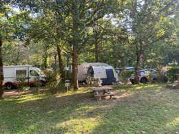 Camping Pas Cher vous présente avec son site Officiel campingpascher.fr, le Camping Ushuaïa Villages Les Pialades classé 3 étoiles, situé sur la commune de Nabirat dans le département Dordogne (Aquitaine) en France. Le camping Ushuaïa Villages Les Pialades vous propose un hébergement de type chalet de 32 m² pour 1 personne (télévision). L'établissement vous propose 10 autres types d'hébergements. Découvrez tous nos séjours à petits prix dans la commune et aux alentours de Nabirat du département : Dordogne (Aquitaine). Les Avis clients pour le Camping Ushuaïa Villages Les Pialades sont excellents avec une note moyenne de 10 sur 10. Piscine chauffée, Piscine extérieure, Animation ados, Animation enfants, Animations familiales, Aire de jeux enfants, Baby-foot, Flipper, Ping-pong, Piscine, Pétanque, Salle de jeux vidéo, Terrain de volley-ball, Bar, Dépôt de pain, Restaurant, Snack/Bar, Épicerie,... En savoir plus : cliquez-ICI.