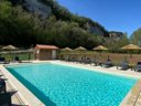 Camping Pas Cher vous présente avec son site Officiel campingpascher.fr, le Camping Moulin De Caudon classé 3 étoiles, situé sur la commune de Domme dans le département Dordogne (Aquitaine) en France. Le camping Moulin De Caudon, vous présente un hébergement de type bungalow de 20 m² pour 4 personnes. Le camping Moulin De Caudon vous propose du sam. 27 juin au sam. 04 juillet 2026, en promotion à -10% pour 7 nuits à 261 € au lieu de 290,0 € soit une Économie de 29 €. Cette location propose 39 dates différentes pour réserver votre séjour. Découvrez également les 8 autres gammes d'hébergements du camping. Les Avis clients pour le Camping Moulin De Caudon sont excellents avec une note moyenne de 8 sur 10. LacRivière, Piscine chauffée, Piscine extérieure, Animations familiales, Aire de jeux enfants, Baby-foot, Cyclisme, Ping-pong, Piscine, Pétanque, Randonnée, Salle de fitness, Terrain multisports, Bar, Dépôt de pain, Plats à emporter, Snack/Bar, Supermarché, Épicerie,... En savoir plus : cliquez-ICI.