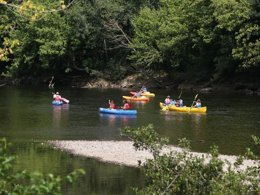 Camping Pas Cher vous présente avec son site Officiel campingpascher.fr, le Camping Les Rives De La Dordogne classé 2 étoiles, situé sur la commune de Domme dans le département Dordogne (Aquitaine) en France. Le camping Les Rives De La Dordogne vous propose un hébergement de type mobil-home. L'établissement vous propose un autre type d'hébergement. Découvrez tous nos séjours à petits prix dans la commune et aux alentours de Domme du département : Dordogne (Aquitaine). Les Avis clients pour le Camping Les Rives De La Dordogne sont excellents avec une note moyenne de 8 sur 10. Rivière, Animations familiales, Club enfants, Aire de jeux enfants, Baby-foot, Canoë-kayak, Centre équestre, Golf, Ping-pong, Structure gonflable enfants, Terrain de badminton, Terrain de volley-ball, Bar, Dépôt de pain, Snack/Bar,... En savoir plus : cliquez-ICI.
