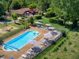 Camping Pas Cher vous présente avec son site Officiel campingpascher.fr, le Camping Le Bosquet classé 3 étoiles, situé sur la commune de Domme dans le département Dordogne (Aquitaine) en France. Le camping Le Bosquet, vous présente un hébergement de type tente de 25 m² pour 1 personne. Le camping Le Bosquet vous propose du sam. 06 juin au sam. 13 juin 2026 avec un DÉPART DEMAIN pour 7 nuits à 225€. Cette location propose 24 dates différentes pour réserver votre séjour. Découvrez également les 5 autres gammes d'hébergements du camping. Piscine chauffée, Piscine extérieure, Animations familiales, Aire de jeux enfants, Baby-foot, Canoë-kayak, Golf, Ping-pong, Pétanque, Randonnée, Terrain de badminton, Snack/Bar, Épicerie,... En savoir plus : cliquez-ICI.