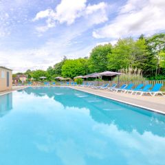 Camping Pas Cher vous présente avec son site Officiel campingpascher.fr, le Établissement Les Deux Vallees, situé sur la commune de Vezac dans le département Dordogne (Aquitaine) en France. L'établissement Les Deux Vallees vous propose un hébergement de type tente toile et bois. L'établissement vous propose 2 autres types d'hébergements. Découvrez tous nos séjours à petits prix dans la commune et aux alentours de Vezac du département : Dordogne (Aquitaine).... En savoir plus : cliquez-ICI.