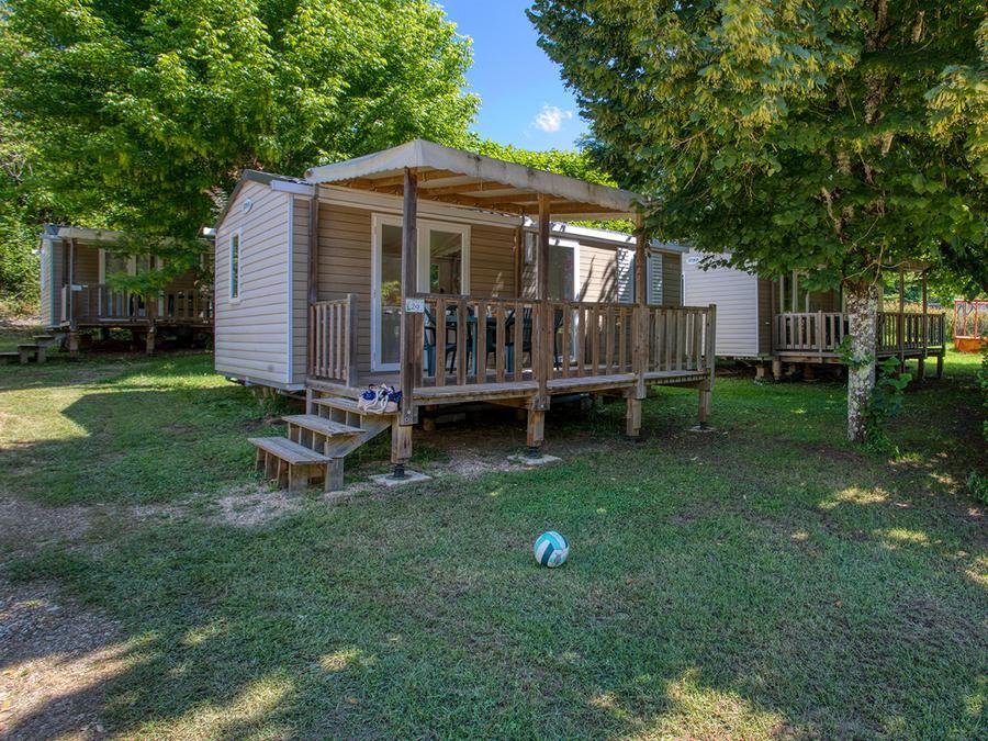 Camping Pas Cher vous présente avec son site Officiel campingpascher.fr, le Camping Flower Le Tiradou classé 3 étoiles, situé sur la commune de Saint Vincent De Cosse dans le département Dordogne (Aquitaine) en France. Le camping Flower Le Tiradou, vous présente un hébergement de type mobil-home de 26 m² avec climatisation et télévision. Le camping Flower Le Tiradou vous propose du sam. 29 août au sam. 05 septembre 2026 pour 7 nuits à 462€. Cette location propose 15 dates différentes pour réserver votre séjour. Découvrez également les 17 autres gammes d'hébergements du camping. Les Avis clients pour le Camping Flower Le Tiradou sont excellents avec une note moyenne de 8 sur 10. Piscine chauffée, Piscine extérieure, Club enfants, Aire de jeux enfants, Canoë-kayak, Ping-pong, Pétanque, Terrain de football, Terrain multisports, Dépôt de pain, Supermarché, Épicerie,... En savoir plus : cliquez-ICI.