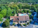 Camping Pas Cher vous présente avec son site Officiel campingpascher.fr, le Camping Flower Le Tiradou classé 3 étoiles, situé sur la commune de Saint Vincent De Cosse dans le département Dordogne (Aquitaine) en France. Le camping Flower Le Tiradou, vous présente un hébergement de type tente de 30 m² pour 2 personnes. Le camping Flower Le Tiradou vous propose du dimanche 19 juillet au dimanche 26 juillet 2026 pour 7 nuits à 687€. Cette location propose 8 dates différentes pour réserver votre séjour. Découvrez également les 17 autres gammes d'hébergements du camping. Les Avis clients pour le Camping Flower Le Tiradou sont excellents avec une note moyenne de 8 sur 10. Piscine chauffée, Piscine extérieure, Club enfants, Aire de jeux enfants, Canoë-kayak, Ping-pong, Pétanque, Terrain de football, Terrain multisports, Dépôt de pain, Supermarché, Épicerie,... En savoir plus : cliquez-ICI.