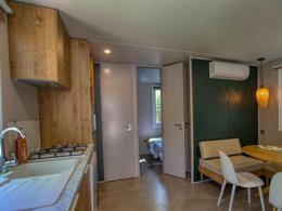 Camping Pas Cher vous présente avec son site Officiel campingpascher.fr, le Camping FlowerLe Tiradou classé 3 étoiles, situé sur la commune de Saint Vincent De Cosse dans le département Dordogne (Aquitaine) en France. Le camping Flower Le Tiradou, vous présente un hébergement de type tente de 30 m² pour 2 personnes. Le camping Flower Le Tiradou vous propose du sam. 18 avril au sam. 25 avril 2026 pour 7 nuits à 308€. Cette location propose 103 dates différentes pour réserver votre séjour. Découvrez également les 16 autres gammes d'hébergements du camping. Les Avis clients pour le Camping FlowerLe Tiradou sont excellents avec une note moyenne de 8 sur 10. Piscine chauffée, Piscine extérieure, Club enfants, Aire de jeux enfants, Canoë-kayak, Ping-pong, Pétanque, Terrain de football, Terrain multisports, Dépôt de pain, Supermarché, Épicerie,... En savoir plus : cliquez-ICI.