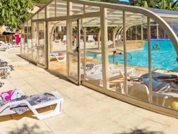 Camping Pas Cher vous présente avec son site Officiel campingpascher.fr, le Camping Les Chalets De La Noyeraie, situé sur la commune de Castels dans le département Dordogne (Aquitaine) en France. Le camping Les Chalets De La Noyeraie vous propose un hébergement de type chalet de 37 m² pour 1 personne. L'établissement vous propose 6 autres types d'hébergements. Découvrez tous nos séjours à petits prix dans la commune et aux alentours de Castels du département : Dordogne (Aquitaine). Piscine chauffée, Piscine couverte, Animations familiales, Aire de jeux enfants, Ping-pong, Pétanque, Bar, Dépôt de pain, Snack/Bar,... En savoir plus : cliquez-ICI.