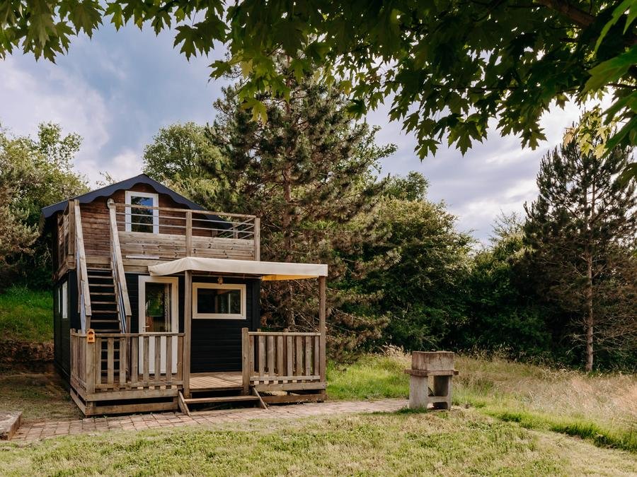 Camping Pas Cher vous présente avec son site Officiel campingpascher.fr, le Camping Slow Village Séveilles classé 5 étoiles, situé sur la commune de Coux Et Bigaroque dans le département Dordogne (Aquitaine) en France. Le camping Slow Village Séveilles, vous présente un hébergement de type chalet de 30 m² pour 4 personnes avec climatisation et télévision. Le camping Slow Village Séveilles vous propose du lundi 28 septembre au lundi 05 octobre 2026 pour 7 nuits à 420€. Cette location propose 68 dates différentes pour réserver votre séjour. Découvrez également les 10 autres gammes d'hébergements du camping. Piscine couverte, Piscine extérieure, Animation enfants, Animations familiales, Club enfants, Aire de jeux enfants, Canoë-kayak, Ping-pong, Bar, Dépôt de pain, Restaurant,... En savoir plus : cliquez-ICI.
