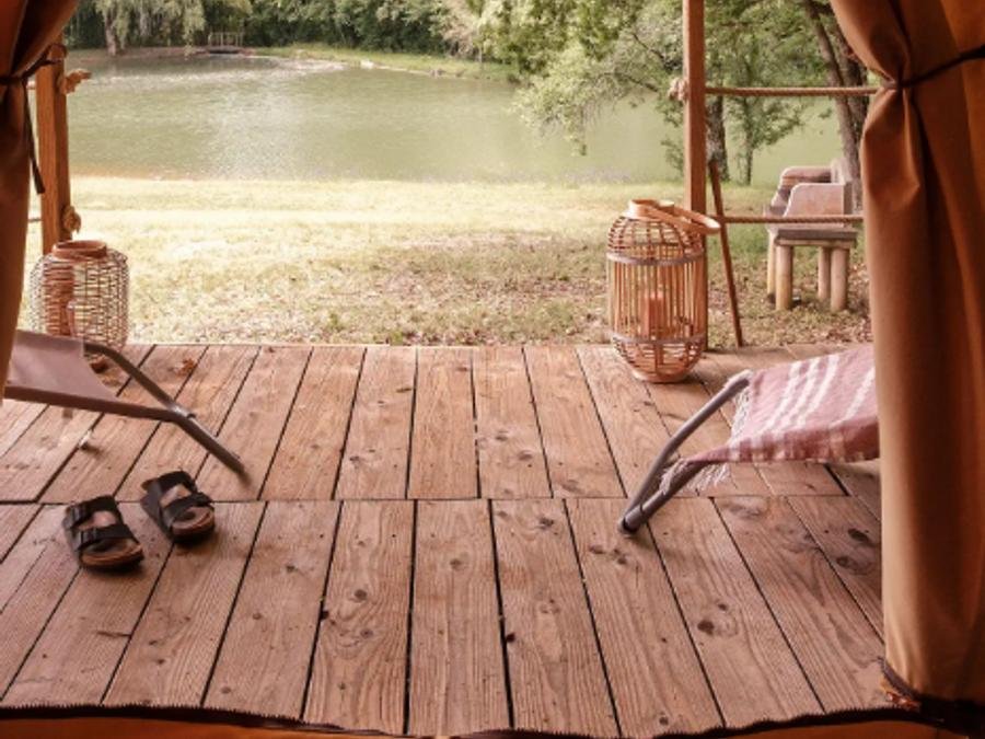 Camping Pas Cher vous présente avec son site Officiel campingpascher.fr, le Camping Slow Village Séveilles classé 5 étoiles, situé sur la commune de Coux Et Bigaroque dans le département Dordogne (Aquitaine) en France. Le camping Slow Village Séveilles, vous présente un hébergement de type bungalow toilé de 25 m² pour 4 personnes. Le camping Slow Village Séveilles vous propose du lundi 28 septembre au lundi 05 octobre 2026 pour 7 nuits à 252€. Cette location propose 106 dates différentes pour réserver votre séjour. Découvrez également les 10 autres gammes d'hébergements du camping. Piscine couverte, Piscine extérieure, Animation enfants, Animations familiales, Club enfants, Aire de jeux enfants, Canoë-kayak, Ping-pong, Bar, Dépôt de pain, Restaurant,... En savoir plus : cliquez-ICI.