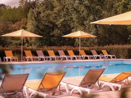 Camping Pas Cher vous présente avec son site Officiel campingpascher.fr, le Camping Slow Village Séveilles classé 5 étoiles, situé sur la commune de Coux Et Bigaroque dans le département Dordogne (Aquitaine) en France. Le camping Slow Village Séveilles, vous présente un hébergement de type bungalow de 30 m² pour 4 personnes avec climatisation. Le camping Slow Village Séveilles vous propose du vendredi 03 avril au vendredi 10 avril 2026 pour 7 nuits à 490€. Cette location propose 138 dates différentes pour réserver votre séjour. Découvrez également les 9 autres gammes d'hébergements du camping. Piscine couverte, Piscine extérieure, Animation enfants, Animations familiales, Club enfants, Aire de jeux enfants, Canoë-kayak, Ping-pong, Bar, Dépôt de pain, Restaurant,... En savoir plus : cliquez-ICI.