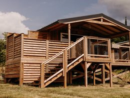 Camping Pas Cher vous présente avec son site Officiel campingpascher.fr, le Camping Slow Village Séveilles classé 5 étoiles, situé sur la commune de Coux Et Bigaroque dans le département Dordogne (Aquitaine) en France. Le camping Slow Village Séveilles, vous présente un hébergement de type chalet de 32 m² pour 4 personnes avec climatisation et télévision. Le camping Slow Village Séveilles vous propose du vendredi 03 avril au vendredi 10 avril 2026 pour 7 nuits à 840€. Cette location propose 138 dates différentes pour réserver votre séjour. Découvrez également les 9 autres gammes d'hébergements du camping. Piscine couverte, Piscine extérieure, Animation enfants, Animations familiales, Club enfants, Aire de jeux enfants, Canoë-kayak, Ping-pong, Bar, Dépôt de pain, Restaurant,... En savoir plus : cliquez-ICI.