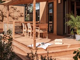 Camping Pas Cher vous présente avec son site Officiel campingpascher.fr, le Camping Slow Village Séveilles classé 5 étoiles, situé sur la commune de Coux Et Bigaroque dans le département Dordogne (Aquitaine) en France. Le camping Slow Village Séveilles, vous présente un hébergement de type bungalow de 34 m² pour 4 personnes avec climatisation et télévision. Le camping Slow Village Séveilles vous propose du vendredi 03 avril au vendredi 10 avril 2026 pour 7 nuits à 840€. Cette location propose 137 dates différentes pour réserver votre séjour. Découvrez également les 9 autres gammes d'hébergements du camping. Piscine couverte, Piscine extérieure, Animation enfants, Animations familiales, Club enfants, Aire de jeux enfants, Canoë-kayak, Ping-pong, Bar, Dépôt de pain, Restaurant,... En savoir plus : cliquez-ICI.