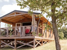 Camping Pas Cher vous présente avec son site Officiel campingpascher.fr, le Camping Slow Village Séveilles classé 5 étoiles, situé sur la commune de Coux Et Bigaroque dans le département Dordogne (Aquitaine) en France. Le camping Slow Village Séveilles, vous présente un hébergement de type chalet de 35 m² pour 4 personnes avec climatisation et télévision. Le camping Slow Village Séveilles vous propose du vendredi 03 avril au vendredi 10 avril 2026 pour 7 nuits à 700€. Cette location propose 137 dates différentes pour réserver votre séjour. Découvrez également les 9 autres gammes d'hébergements du camping. Piscine couverte, Piscine extérieure, Animation enfants, Animations familiales, Club enfants, Aire de jeux enfants, Canoë-kayak, Ping-pong, Bar, Dépôt de pain, Restaurant,... En savoir plus : cliquez-ICI.