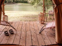 Camping Pas Cher vous présente avec son site Officiel campingpascher.fr, le Camping Slow Village Séveilles classé 5 étoiles, situé sur la commune de Coux Et Bigaroque dans le département Dordogne (Aquitaine) en France. Le camping Slow Village Séveilles, vous présente un hébergement de type bungalow toilé de 25 m² pour 4 personnes. Le camping Slow Village Séveilles vous propose du vendredi 03 avril au vendredi 10 avril 2026 pour 7 nuits à 210€. Cette location propose 138 dates différentes pour réserver votre séjour. Découvrez également les 9 autres gammes d'hébergements du camping. Piscine couverte, Piscine extérieure, Animation enfants, Animations familiales, Club enfants, Aire de jeux enfants, Canoë-kayak, Ping-pong, Bar, Dépôt de pain, Restaurant,... En savoir plus : cliquez-ICI.