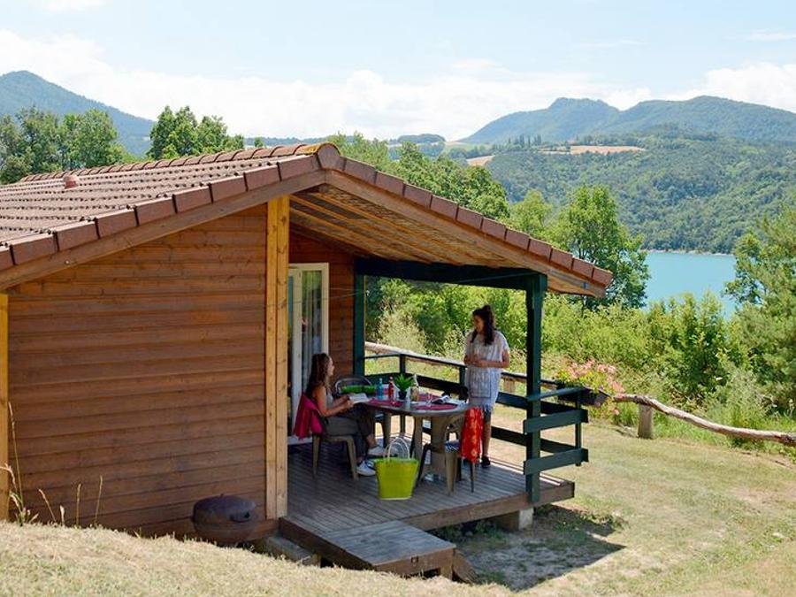 Camping Pas Cher vous présente avec son site Officiel campingpascher.fr, le Camping De Savel classé 3 étoiles, situé sur la commune de Mayres Savel dans le département Isère (Rhône Alpes) en France. Le camping De Savel vous propose un hébergement de type chalet pour 3 personnes avec climatisation. L'établissement vous propose 11 autres types d'hébergements. Découvrez tous nos séjours à petits prix dans la commune et aux alentours de Mayres Savel du département : Isère (Rhône Alpes). Les Avis clients pour le Camping De Savel sont excellents avec une note moyenne de 9 sur 10. Lac, Piscine chauffée, Piscine extérieure, Animations familiales, Aire de jeux enfants, Canoë-kayak, Paddle, Ping-pong, Piscine, Planche à voile, Pétanque, Randonnée, Ski nautique, Surf, Voile, kiteSurf, Bureau de tabac, Restaurant, Snack/Bar, Station-service, Supermarché,... En savoir plus : cliquez-ICI.