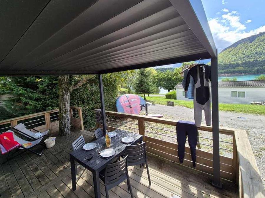 Camping Pas Cher vous présente avec son site Officiel campingpascher.fr, le Camping De Savel classé 3 étoiles, situé sur la commune de Mayres Savel dans le département Isère (Rhône Alpes) en France. Le camping De Savel, vous présente un hébergement de type mobil-home pour 3 personnes avec climatisation et télévision. Le camping De Savel vous propose du lundi 28 septembre au lundi 05 octobre 2026 pour 7 nuits à 426€. Cette location propose 58 dates différentes pour réserver votre séjour. Découvrez également les 10 autres gammes d'hébergements du camping. Les Avis clients pour le Camping De Savel sont excellents avec une note moyenne de 9 sur 10. Lac, Piscine chauffée, Piscine extérieure, Animations familiales, Aire de jeux enfants, Canoë-kayak, Paddle, Ping-pong, Piscine, Planche à voile, Pétanque, Randonnée, Ski nautique, Surf, Voile, kiteSurf, Bureau de tabac, Restaurant, Snack/Bar, Station-service, Supermarché,... En savoir plus : cliquez-ICI.