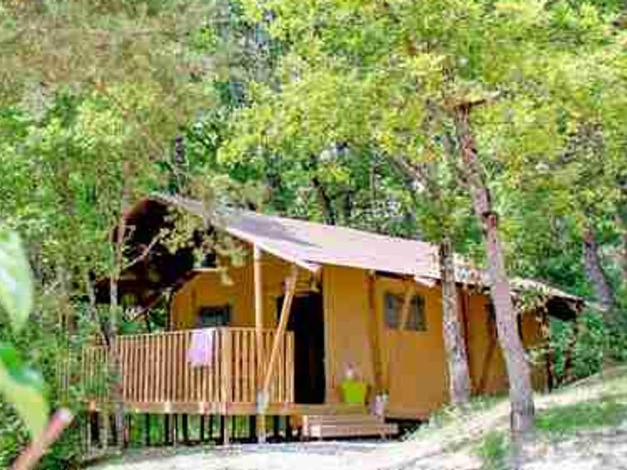 Camping Pas Cher vous présente avec son site Officiel campingpascher.fr, le Camping De Savel classé 3 étoiles, situé sur la commune de Mayres Savel dans le département Isère (Rhône Alpes) en France. Le camping De Savel, vous présente un hébergement de type hébergement insolite de 27 m² pour 3 personnes. Le camping De Savel vous propose du mardi 08 septembre au mardi 15 septembre 2026 pour 7 nuits à 354€. Cette location propose 23 dates différentes pour réserver votre séjour. Découvrez également les 10 autres gammes d'hébergements du camping. Les Avis clients pour le Camping De Savel sont excellents avec une note moyenne de 9 sur 10. Lac, Piscine chauffée, Piscine extérieure, Animations familiales, Aire de jeux enfants, Canoë-kayak, Paddle, Ping-pong, Piscine, Planche à voile, Pétanque, Randonnée, Ski nautique, Surf, Voile, kiteSurf, Bureau de tabac, Restaurant, Snack/Bar, Station-service, Supermarché,... En savoir plus : cliquez-ICI.