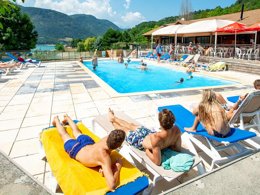 Camping Pas Cher vous présente avec son site Officiel campingpascher.fr, le Camping De Savel classé 3 étoiles, situé sur la commune de Mayres Savel dans le département Isère (Rhône Alpes) en France. Le camping De Savel vous propose un hébergement de type chalet pour 3 personnes avec climatisation. L'établissement vous propose 11 autres types d'hébergements. Découvrez tous nos séjours à petits prix dans la commune et aux alentours de Mayres Savel du département : Isère (Rhône Alpes). Les Avis clients pour le Camping De Savel sont excellents avec une note moyenne de 9 sur 10. Lac, Piscine chauffée, Piscine extérieure, Animations familiales, Aire de jeux enfants, Canoë-kayak, Paddle, Ping-pong, Piscine, Planche à voile, Pétanque, Randonnée, Ski nautique, Surf, Voile, kiteSurf, Bureau de tabac, Restaurant, Snack/Bar, Station-service, Supermarché,... En savoir plus : cliquez-ICI.