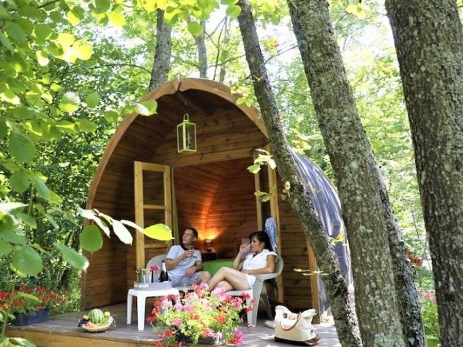 Camping Pas Cher vous présente avec son site Officiel campingpascher.fr, le Camping Au Valbonheur classé 3 étoiles, situé sur la commune de Valbonnais dans le département Isère (Rhône Alpes) en France. Le camping Au Valbonheur, vous présente un hébergement de type chalet. Le camping Au Valbonheur vous propose du vendredi 05 juin au vendredi 12 juin 2026 avec un DÉPART DEMAIN pour 7 nuits à 365€. Cette location propose 108 dates différentes pour réserver votre séjour. Découvrez également les 19 autres gammes d'hébergements du camping. Les Avis clients pour le Camping Au Valbonheur sont de 7 sur 10. Lac, Aire de jeux enfants, Cyclisme, Ping-pong, Randonnée, Structure gonflable enfants, Bar, Dépôt de pain, Snack/Bar, Épicerie,... En savoir plus : cliquez-ICI.