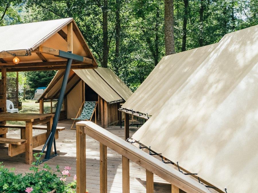 Camping Pas Cher vous présente avec son site Officiel campingpascher.fr, le Camping Au Valbonheur classé 3 étoiles, situé sur la commune de Valbonnais dans le département Isère (Rhône Alpes) en France. Le camping Au Valbonheur vous propose un hébergement de type tente en toile et bois pour 2 personnes. Cet hébergement propose plus de 65 dates différentes pour réserver ! Pour dévouvrir la période la moins chère, consultez la rubrique 'Tarifs' et sélectionnez votre mois de départ. L'établissement vous propose 19 autres types d'hébergements. Découvrez tous nos séjours à petits prix dans la commune et aux alentours de Valbonnais du département : Isère (Rhône Alpes). Les Avis clients pour le Camping Au Valbonheur sont de 7 sur 10. Lac, Aire de jeux enfants, Cyclisme, Ping-pong, Randonnée, Structure gonflable enfants, Bar, Dépôt de pain, Snack/Bar, Épicerie,... En savoir plus : cliquez-ICI.