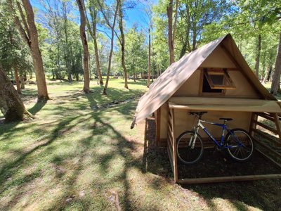Cliquez pour découvrir toutes les photos de l'HÉBERGEMENT ! tente en toile et bois - Au Valbonheur photo 4