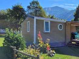 Camping Pas Cher vous présente avec son site Officiel campingpascher.fr, le Camping Au Valbonheur classé 3 étoiles, situé sur la commune de Valbonnais dans le département Isère (Rhône Alpes) en France. Le camping Au Valbonheur, vous présente un hébergement de type mobil-home pour 4 personnes. Le camping Au Valbonheur vous propose du sam. 20 juin au sam. 27 juin 2026, en promotion à -9% pour 7 nuits à 549,60 € au lieu de 604,0 € soit une Économie de 54,40 €. Cette location propose 111 dates différentes pour réserver votre séjour. Découvrez également les 20 autres gammes d'hébergements du camping. Les Avis clients pour le Camping Au Valbonheur sont de 7 sur 10. Lac, Aire de jeux enfants, Cyclisme, Ping-pong, Randonnée, Structure gonflable enfants, Bar, Dépôt de pain, Snack/Bar, Épicerie,... En savoir plus : cliquez-ICI.