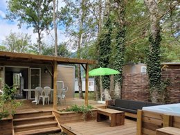 Camping Pas Cher vous présente avec son site Officiel campingpascher.fr, le Camping Au Valbonheur classé 3 étoiles, situé sur la commune de Valbonnais dans le département Isère (Rhône Alpes) en France. Le camping Au Valbonheur, vous présente un hébergement de type mobil-home avec climatisation et télévision. Le camping Au Valbonheur vous propose du mercredi 29 avril au mercredi 06 mai 2026, en promotion à -9% pour 7 nuits à 865,50 € au lieu de 955,0 € soit une Économie de 89,50 €. Cette location propose 88 dates différentes pour réserver votre séjour. Découvrez également les 20 autres gammes d'hébergements du camping. Les Avis clients pour le Camping Au Valbonheur sont de 7 sur 10. Lac, Aire de jeux enfants, Cyclisme, Ping-pong, Randonnée, Structure gonflable enfants, Bar, Dépôt de pain, Snack/Bar, Épicerie,... En savoir plus : cliquez-ICI.