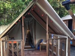 Camping Pas Cher vous présente avec son site Officiel campingpascher.fr, le Camping Au Valbonheur classé 3 étoiles, situé sur la commune de Valbonnais dans le département Isère (Rhône Alpes) en France. Le camping Au Valbonheur, vous présente un hébergement de type tente en toile et bois pour 1 personne. Le camping Au Valbonheur vous propose du mercredi 29 avril au mercredi 06 mai 2026, en promotion à -9% pour 7 nuits à 190,50 € au lieu de 210,0 € soit une Économie de 19,50 €. Cette location propose 145 dates différentes pour réserver votre séjour. Découvrez également les 20 autres gammes d'hébergements du camping. Les Avis clients pour le Camping Au Valbonheur sont de 7 sur 10. Lac, Aire de jeux enfants, Cyclisme, Ping-pong, Randonnée, Structure gonflable enfants, Bar, Dépôt de pain, Snack/Bar, Épicerie,... En savoir plus : cliquez-ICI.