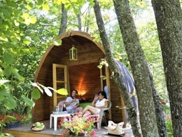 Camping Pas Cher vous présente avec son site Officiel campingpascher.fr, le Camping Au Valbonheur classé 3 étoiles, situé sur la commune de Valbonnais dans le département Isère (Rhône Alpes) en France. Le camping Au Valbonheur, vous présente un hébergement de type chalet. Le camping Au Valbonheur vous propose du mercredi 29 avril au mercredi 06 mai 2026, en promotion à -9% pour 7 nuits à 331,50 € au lieu de 365,0 € soit une Économie de 33,50 €. Cette location propose 145 dates différentes pour réserver votre séjour. Découvrez également les 20 autres gammes d'hébergements du camping. Les Avis clients pour le Camping Au Valbonheur sont de 7 sur 10. Lac, Aire de jeux enfants, Cyclisme, Ping-pong, Randonnée, Structure gonflable enfants, Bar, Dépôt de pain, Snack/Bar, Épicerie,... En savoir plus : cliquez-ICI.