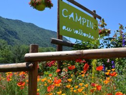 Camping Pas Cher vous présente avec son site Officiel campingpascher.fr, le Camping Au Valbonheur classé 3 étoiles, situé sur la commune de Valbonnais dans le département Isère (Rhône Alpes) en France. Le camping Au Valbonheur, vous présente un hébergement de type chalet pour 1 personne. Le camping Au Valbonheur vous propose du mercredi 29 avril au mercredi 06 mai 2026, en promotion à -9% pour 7 nuits à 282 € au lieu de 310,0 € soit une Économie de 28 €. Cette location propose 111 dates différentes pour réserver votre séjour. Découvrez également les 20 autres gammes d'hébergements du camping. Les Avis clients pour le Camping Au Valbonheur sont de 7 sur 10. Lac, Aire de jeux enfants, Cyclisme, Ping-pong, Randonnée, Structure gonflable enfants, Bar, Dépôt de pain, Snack/Bar, Épicerie,... En savoir plus : cliquez-ICI.