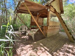 Camping Pas Cher vous présente avec son site Officiel campingpascher.fr, le Camping Au Valbonheur classé 3 étoiles, situé sur la commune de Valbonnais dans le département Isère (Rhône Alpes) en France. Le camping Au Valbonheur, vous présente un hébergement de type tente en toile et bois pour 1 personne. Le camping Au Valbonheur vous propose du mercredi 29 avril au mercredi 06 mai 2026, en promotion à -9% pour 7 nuits à 190,50 € au lieu de 210,0 € soit une Économie de 19,50 €. Cette location propose 145 dates différentes pour réserver votre séjour. Découvrez également les 20 autres gammes d'hébergements du camping. Les Avis clients pour le Camping Au Valbonheur sont de 7 sur 10. Lac, Aire de jeux enfants, Cyclisme, Ping-pong, Randonnée, Structure gonflable enfants, Bar, Dépôt de pain, Snack/Bar, Épicerie,... En savoir plus : cliquez-ICI.