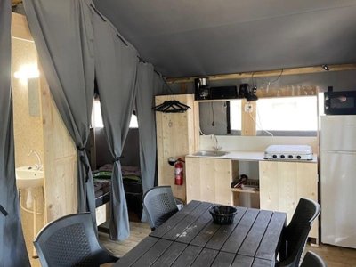 Cliquez pour découvrir toutes les photos de l'HÉBERGEMENT ! tente en toile et bois - Les Charmes photo 2