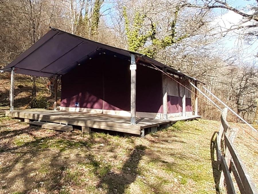 Camping Pas Cher vous présente avec son site Officiel campingpascher.fr, le Camping Flower Le Belvédère classé 4 étoiles, situé sur la commune de Neuveglise dans le département Cantal (Auvergne) en France. Le camping Flower Le Belvédère, vous présente un hébergement de type tente de 37 m² pour 5 personnes. Le camping Flower Le Belvédère vous propose du sam. 29 août au sam. 05 septembre 2026 pour 7 nuits à 301€. Cette location propose 25 dates différentes pour réserver votre séjour. Découvrez également les 16 autres gammes d'hébergements du camping. Les Avis clients pour le Camping Flower Le Belvédère sont de 7 sur 10. LacRivière, Bassin enfant, Piscine couverte, Piscine extérieure, Animations familiales, Club ados, Club enfants, Aire de jeux enfants, Aire de jeux intérieure, Baby-foot, Canoë-kayak, Canyoning, Centre équestre, Court de tennis, Escalade, Golf, Jet-ski, Location de bateaux, Paddle, Ping-pong, Piscine, Planche à voile, Pédalo, Pétanque, Rafting, Randonnée, Salle de fitness, Ski nautique, Terrain multisports, Tir à l’arc, Voile, Bar, Boulangerie, Restaurant, Snack/Bar, Épicerie,... En savoir plus : cliquez-ICI.