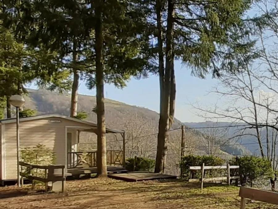 Camping Pas Cher vous présente avec son site Officiel campingpascher.fr, le Camping Flower Le Belvédère classé 4 étoiles, situé sur la commune de Neuveglise dans le département Cantal (Auvergne) en France. Le camping Flower Le Belvédère, vous présente un hébergement de type mobil-home de 25 m² pour 4 personnes. Le camping Flower Le Belvédère vous propose du sam. 06 juin au sam. 13 juin 2026 pour 7 nuits à 338.1€. Cette location propose 34 dates différentes pour réserver votre séjour. Découvrez également les 16 autres gammes d'hébergements du camping. Les Avis clients pour le Camping Flower Le Belvédère sont de 7 sur 10. LacRivière, Bassin enfant, Piscine couverte, Piscine extérieure, Animations familiales, Club ados, Club enfants, Aire de jeux enfants, Aire de jeux intérieure, Baby-foot, Canoë-kayak, Canyoning, Centre équestre, Court de tennis, Escalade, Golf, Jet-ski, Location de bateaux, Paddle, Ping-pong, Piscine, Planche à voile, Pédalo, Pétanque, Rafting, Randonnée, Salle de fitness, Ski nautique, Terrain multisports, Tir à l’arc, Voile, Bar, Boulangerie, Restaurant, Snack/Bar, Épicerie,... En savoir plus : cliquez-ICI.