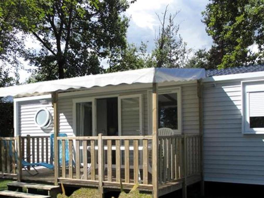 Camping Pas Cher vous présente avec son site Officiel campingpascher.fr, le Camping Flower Le Belvédère classé 4 étoiles, situé sur la commune de Neuveglise dans le département Cantal (Auvergne) en France. Le camping Flower Le Belvédère, vous présente un hébergement de type mobil-home de 35 m² pour 6 personnes et télévision. Le camping Flower Le Belvédère vous propose du sam. 06 juin au sam. 13 juin 2026 pour 7 nuits à 402.5€. Cette location propose 39 dates différentes pour réserver votre séjour. Découvrez également les 16 autres gammes d'hébergements du camping. Les Avis clients pour le Camping Flower Le Belvédère sont de 7 sur 10. LacRivière, Bassin enfant, Piscine couverte, Piscine extérieure, Animations familiales, Club ados, Club enfants, Aire de jeux enfants, Aire de jeux intérieure, Baby-foot, Canoë-kayak, Canyoning, Centre équestre, Court de tennis, Escalade, Golf, Jet-ski, Location de bateaux, Paddle, Ping-pong, Piscine, Planche à voile, Pédalo, Pétanque, Rafting, Randonnée, Salle de fitness, Ski nautique, Terrain multisports, Tir à l’arc, Voile, Bar, Boulangerie, Restaurant, Snack/Bar, Épicerie,... En savoir plus : cliquez-ICI.