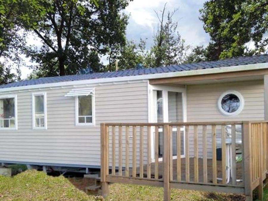 Camping Pas Cher vous présente avec son site Officiel campingpascher.fr, le Camping Flower Le Belvédère classé 4 étoiles, situé sur la commune de Neuveglise dans le département Cantal (Auvergne) en France. Le camping Flower Le Belvédère, vous présente un hébergement de type mobil-home de 35 m² pour 6 personnes et télévision. Le camping Flower Le Belvédère vous propose du jeudi 04 juin au jeudi 11 juin 2026 avec un DÉPART DEMAIN pour 7 nuits à 386.4€. Cette location propose 26 dates différentes pour réserver votre séjour. Découvrez également les 20 autres gammes d'hébergements du camping. Les Avis clients pour le Camping Flower Le Belvédère sont de 7 sur 10. LacRivière, Bassin enfant, Piscine couverte, Piscine extérieure, Animations familiales, Club ados, Club enfants, Aire de jeux enfants, Aire de jeux intérieure, Baby-foot, Canoë-kayak, Canyoning, Centre équestre, Court de tennis, Escalade, Golf, Jet-ski, Location de bateaux, Paddle, Ping-pong, Piscine, Planche à voile, Pédalo, Pétanque, Rafting, Randonnée, Salle de fitness, Ski nautique, Terrain multisports, Tir à l’arc, Voile, Bar, Boulangerie, Restaurant, Snack/Bar, Épicerie,... En savoir plus : cliquez-ICI.