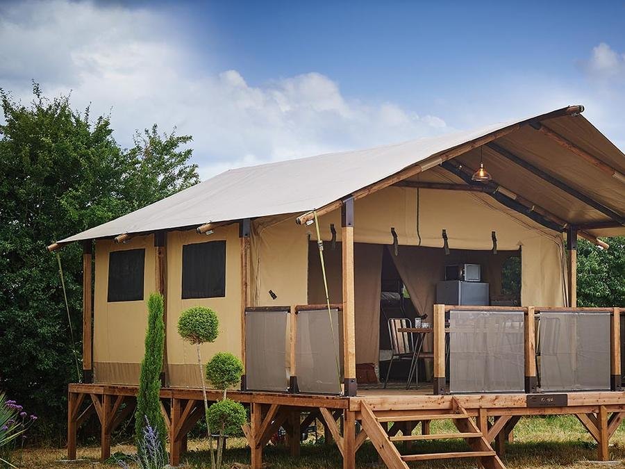 Camping Pas Cher vous présente avec son site Officiel campingpascher.fr, le Camping Flower Le Belvédère classé 4 étoiles, situé sur la commune de Neuveglise dans le département Cantal (Auvergne) en France. Le camping Flower Le Belvédère, vous présente un hébergement de type tente de 34 m² pour 1 personne. Le camping Flower Le Belvédère vous propose du dimanche 23 août au dimanche 30 août 2026 pour 7 nuits à 471.5€. Cette location propose 41 dates différentes pour réserver votre séjour. Découvrez également les 20 autres gammes d'hébergements du camping. Les Avis clients pour le Camping Flower Le Belvédère sont excellents avec une note moyenne de 8 sur 10. LacRivière, Bassin enfant, Piscine couverte, Piscine extérieure, Animations familiales, Club ados, Club enfants, Aire de jeux enfants, Aire de jeux intérieure, Baby-foot, Canoë-kayak, Canyoning, Centre équestre, Court de tennis, Escalade, Golf, Jet-ski, Location de bateaux, Paddle, Ping-pong, Piscine, Planche à voile, Pédalo, Pétanque, Rafting, Randonnée, Salle de fitness, Ski nautique, Terrain multisports, Tir à l’arc, Voile, Bar, Boulangerie, Restaurant, Snack/Bar, Épicerie,... En savoir plus : cliquez-ICI.
