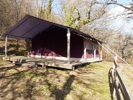 Camping Pas Cher vous présente avec son site Officiel campingpascher.fr, le Camping Flower Le Belvédère classé 4 étoiles, situé sur la commune de Neuveglise dans le département Cantal (Auvergne) en France. Le camping Flower Le Belvédère, vous présente un hébergement de type tente de 37 m² pour 5 personnes. Le camping Flower Le Belvédère vous propose du sam. 29 août au sam. 05 septembre 2026 pour 7 nuits à 301€. Cette location propose 25 dates différentes pour réserver votre séjour. Découvrez également les 16 autres gammes d'hébergements du camping. Les Avis clients pour le Camping Flower Le Belvédère sont de 7 sur 10. LacRivière, Bassin enfant, Piscine couverte, Piscine extérieure, Animations familiales, Club ados, Club enfants, Aire de jeux enfants, Aire de jeux intérieure, Baby-foot, Canoë-kayak, Canyoning, Centre équestre, Court de tennis, Escalade, Golf, Jet-ski, Location de bateaux, Paddle, Ping-pong, Piscine, Planche à voile, Pédalo, Pétanque, Rafting, Randonnée, Salle de fitness, Ski nautique, Terrain multisports, Tir à l’arc, Voile, Bar, Boulangerie, Restaurant, Snack/Bar, Épicerie,... En savoir plus : cliquez-ICI.