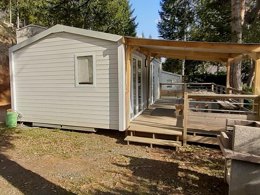 Camping Pas Cher vous présente avec son site Officiel campingpascher.fr, le Camping Flower Le Belvédère classé 4 étoiles, situé sur la commune de Neuveglise dans le département Cantal (Auvergne) en France. Le camping Flower Le Belvédère, vous présente un hébergement de type mobil-home de 30 m² pour 4 personnes et télévision. Le camping Flower Le Belvédère vous propose du sam. 11 avril au sam. 18 avril 2026 pour 7 nuits à 280€. Cette location propose 85 dates différentes pour réserver votre séjour. Découvrez également les 16 autres gammes d'hébergements du camping. Les Avis clients pour le Camping Flower Le Belvédère sont de 7 sur 10. LacRivière, Bassin enfant, Piscine couverte, Piscine extérieure, Animations familiales, Club ados, Club enfants, Aire de jeux enfants, Aire de jeux intérieure, Baby-foot, Canoë-kayak, Canyoning, Centre équestre, Court de tennis, Escalade, Golf, Jet-ski, Location de bateaux, Paddle, Ping-pong, Piscine, Planche à voile, Pédalo, Pétanque, Rafting, Randonnée, Salle de fitness, Ski nautique, Terrain multisports, Tir à l’arc, Voile, Bar, Boulangerie, Restaurant, Snack/Bar, Épicerie,... En savoir plus : cliquez-ICI.