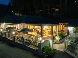 Camping Pas Cher vous présente avec son site Officiel campingpascher.fr, le Camping Flower Le Belvédère classé 4 étoiles, situé sur la commune de Neuveglise dans le département Cantal (Auvergne) en France. Le camping Flower Le Belvédère, vous présente un hébergement de type mobil-home de 32 m² pour 4 personnes et télévision. Le camping Flower Le Belvédère vous propose du sam. 11 avril au sam. 18 avril 2026 pour 7 nuits à 266€. Cette location propose 65 dates différentes pour réserver votre séjour. Découvrez également les 16 autres gammes d'hébergements du camping. Les Avis clients pour le Camping Flower Le Belvédère sont de 7 sur 10. LacRivière, Bassin enfant, Piscine couverte, Piscine extérieure, Animations familiales, Club ados, Club enfants, Aire de jeux enfants, Aire de jeux intérieure, Baby-foot, Canoë-kayak, Canyoning, Centre équestre, Court de tennis, Escalade, Golf, Jet-ski, Location de bateaux, Paddle, Ping-pong, Piscine, Planche à voile, Pédalo, Pétanque, Rafting, Randonnée, Salle de fitness, Ski nautique, Terrain multisports, Tir à l’arc, Voile, Bar, Boulangerie, Restaurant, Snack/Bar, Épicerie,... En savoir plus : cliquez-ICI.