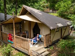 Camping Pas Cher vous présente avec son site Officiel campingpascher.fr, le Camping Flower Le Belvédère classé 4 étoiles, situé sur la commune de Neuveglise dans le département Cantal (Auvergne) en France. Le camping Flower Le Belvédère, vous présente un hébergement de type mobil-home de 25 m² pour 4 personnes. Le camping Flower Le Belvédère vous propose du sam. 11 avril au sam. 18 avril 2026 pour 7 nuits à 266€. Cette location propose 56 dates différentes pour réserver votre séjour. Découvrez également les 16 autres gammes d'hébergements du camping. Les Avis clients pour le Camping Flower Le Belvédère sont de 7 sur 10. LacRivière, Bassin enfant, Piscine couverte, Piscine extérieure, Animations familiales, Club ados, Club enfants, Aire de jeux enfants, Aire de jeux intérieure, Baby-foot, Canoë-kayak, Canyoning, Centre équestre, Court de tennis, Escalade, Golf, Jet-ski, Location de bateaux, Paddle, Ping-pong, Piscine, Planche à voile, Pédalo, Pétanque, Rafting, Randonnée, Salle de fitness, Ski nautique, Terrain multisports, Tir à l’arc, Voile, Bar, Boulangerie, Restaurant, Snack/Bar, Épicerie,... En savoir plus : cliquez-ICI.