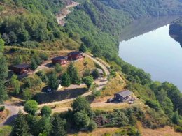 Camping Pas Cher vous présente avec son site Officiel campingpascher.fr, le Camping Flower Le Belvédère classé 4 étoiles, situé sur la commune de Neuveglise dans le département Cantal (Auvergne) en France. Le camping Flower Le Belvédère, vous présente un hébergement de type mobil-home de 30 m² pour 4 personnes et télévision. Le camping Flower Le Belvédère vous propose du sam. 11 avril au sam. 18 avril 2026 pour 7 nuits à 280€. Cette location propose 85 dates différentes pour réserver votre séjour. Découvrez également les 16 autres gammes d'hébergements du camping. Les Avis clients pour le Camping Flower Le Belvédère sont de 7 sur 10. LacRivière, Bassin enfant, Piscine couverte, Piscine extérieure, Animations familiales, Club ados, Club enfants, Aire de jeux enfants, Aire de jeux intérieure, Baby-foot, Canoë-kayak, Canyoning, Centre équestre, Court de tennis, Escalade, Golf, Jet-ski, Location de bateaux, Paddle, Ping-pong, Piscine, Planche à voile, Pédalo, Pétanque, Rafting, Randonnée, Salle de fitness, Ski nautique, Terrain multisports, Tir à l’arc, Voile, Bar, Boulangerie, Restaurant, Snack/Bar, Épicerie,... En savoir plus : cliquez-ICI.