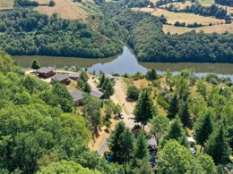 Camping Pas Cher vous présente avec son site Officiel campingpascher.fr, le Camping Flower Le Belvédère classé 4 étoiles, situé sur la commune de Neuveglise dans le département Cantal (Auvergne) en France. Le camping Flower Le Belvédère, vous présente un hébergement de type hébergement insolite de 40 m² pour 4 personnes et télévision. Le camping Flower Le Belvédère vous propose du sam. 11 avril au sam. 18 avril 2026 pour 7 nuits à 336€. Cette location propose 89 dates différentes pour réserver votre séjour. Découvrez également les 16 autres gammes d'hébergements du camping. Les Avis clients pour le Camping Flower Le Belvédère sont de 7 sur 10. LacRivière, Bassin enfant, Piscine couverte, Piscine extérieure, Animations familiales, Club ados, Club enfants, Aire de jeux enfants, Aire de jeux intérieure, Baby-foot, Canoë-kayak, Canyoning, Centre équestre, Court de tennis, Escalade, Golf, Jet-ski, Location de bateaux, Paddle, Ping-pong, Piscine, Planche à voile, Pédalo, Pétanque, Rafting, Randonnée, Salle de fitness, Ski nautique, Terrain multisports, Tir à l’arc, Voile, Bar, Boulangerie, Restaurant, Snack/Bar, Épicerie,... En savoir plus : cliquez-ICI.