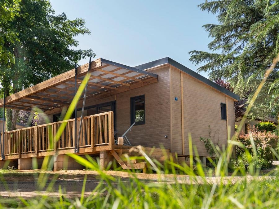 Camping Pas Cher vous présente avec son site Officiel campingpascher.fr, le Camping Romanée - Les Grottes De Roffy classé 4 étoiles, situé sur la commune de Sarlat La Caneda dans le département Dordogne (Aquitaine) en France. Le camping Romanée - Les Grottes De Roffy vous propose un hébergement de type chalet de 35 m² avec climatisation (télévision). L'établissement vous propose 10 autres types d'hébergements. Découvrez tous nos séjours à petits prix dans la commune et aux alentours de Sarlat La Caneda du département : Dordogne (Aquitaine). Les Avis clients pour le Camping Romanée - Les Grottes De Roffy sont excellents avec une note moyenne de 8 sur 10. RivièreÉtang, Piscine chauffée, Piscine extérieure, Animations familiales, Club ados, Club enfants, Aire de jeux enfants, Canoë-kayak, Centre équestre, Court de tennis, Golf, Ping-pong, Piscine, Pétanque, Randonnée, Terrain de basketball, Terrain de beach-volley, Terrain de football, Terrain multisports, Tir à l’arc, Bar, Bureau de tabac, Dépôt de pain, Plats à emporter, Restaurant, Snack/Bar, Supermarché, Épicerie,... En savoir plus : cliquez-ICI.