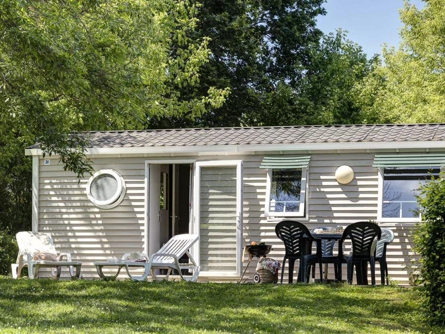 Camping Pas Cher vous présente avec son site Officiel campingpascher.fr, le Camping Romanée - Les Grottes De Roffy classé 4 étoiles, situé sur la commune de Sarlat La Caneda dans le département Dordogne (Aquitaine) en France. Le camping Romanée - Les Grottes De Roffy, vous présente un hébergement de type mobil-home de 27 m². Le camping Romanée - Les Grottes De Roffy vous proposeun séjour PAS CHER avec une REMISEdu sam. 12 septembre au sam. 19 septembre 2026, en promotion à -35% pour 7 nuits à 339 € au lieu de 521,54 € soit une Économie de 182,54 €. Cette location propose 29 dates différentes pour réserver votre séjour. Découvrez également les 10 autres gammes d'hébergements du camping. Les Avis clients pour le Camping Romanée - Les Grottes De Roffy sont de 7 sur 10. RivièreÉtang, Piscine chauffée, Piscine extérieure, Animations familiales, Club ados, Club enfants, Aire de jeux enfants, Canoë-kayak, Centre équestre, Court de tennis, Golf, Ping-pong, Piscine, Pétanque, Randonnée, Terrain de basketball, Terrain de beach-volley, Terrain de football, Terrain multisports, Tir à l’arc, Bar, Bureau de tabac, Dépôt de pain, Plats à emporter, Restaurant, Snack/Bar, Supermarché, Épicerie,... En savoir plus : cliquez-ICI.
